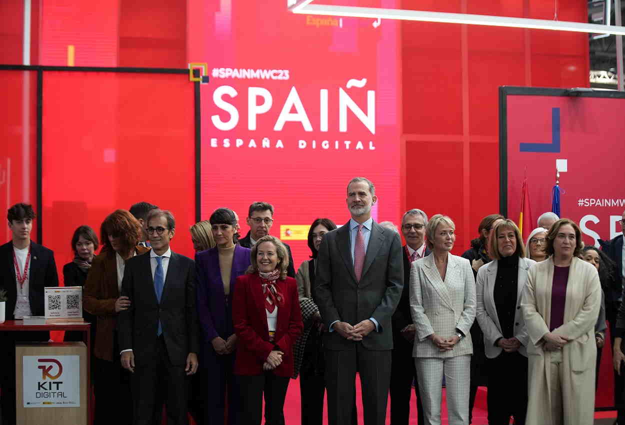 El rey Felipe VI y Ada Colau posan en el MWC