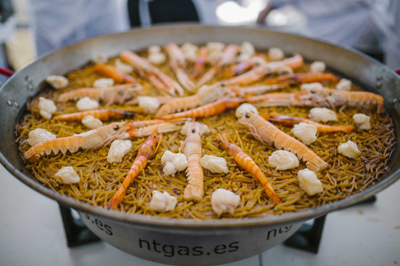 La fideuà es el plato más conocido de Gandía y surgió por casualidad, cuando unos pescadores se quedaron sin arroz