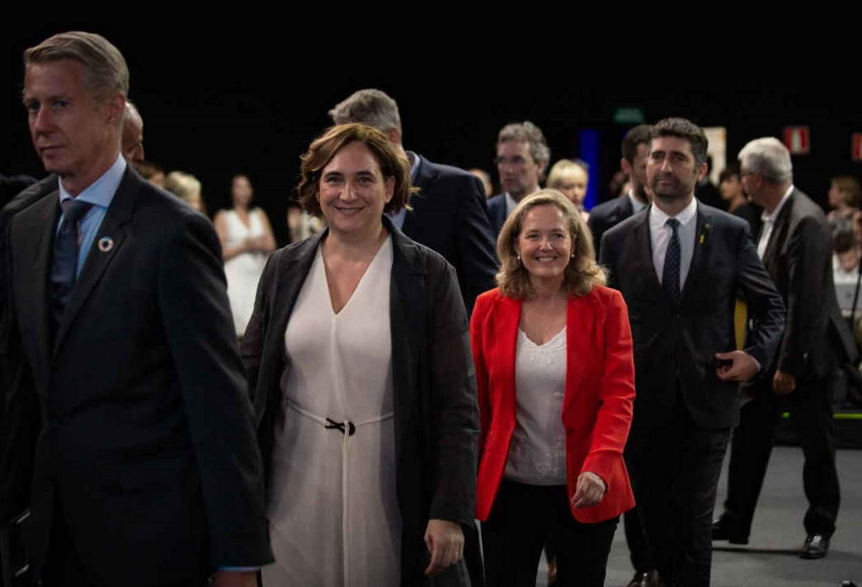 La vicepresidenta primera y ministra de Asuntos Económicos y Transformación Digital, Nadia Calviño, llega, junto con la alcaldesa de Barcelona, Ada Colau, a la firma de un acuerdo para celebrar el Mobile World Congress (MWC)