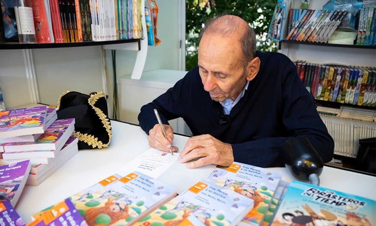 El escritor de literatura infantil Juan Muñoz firmando algunos de sus ejemplares. EP.