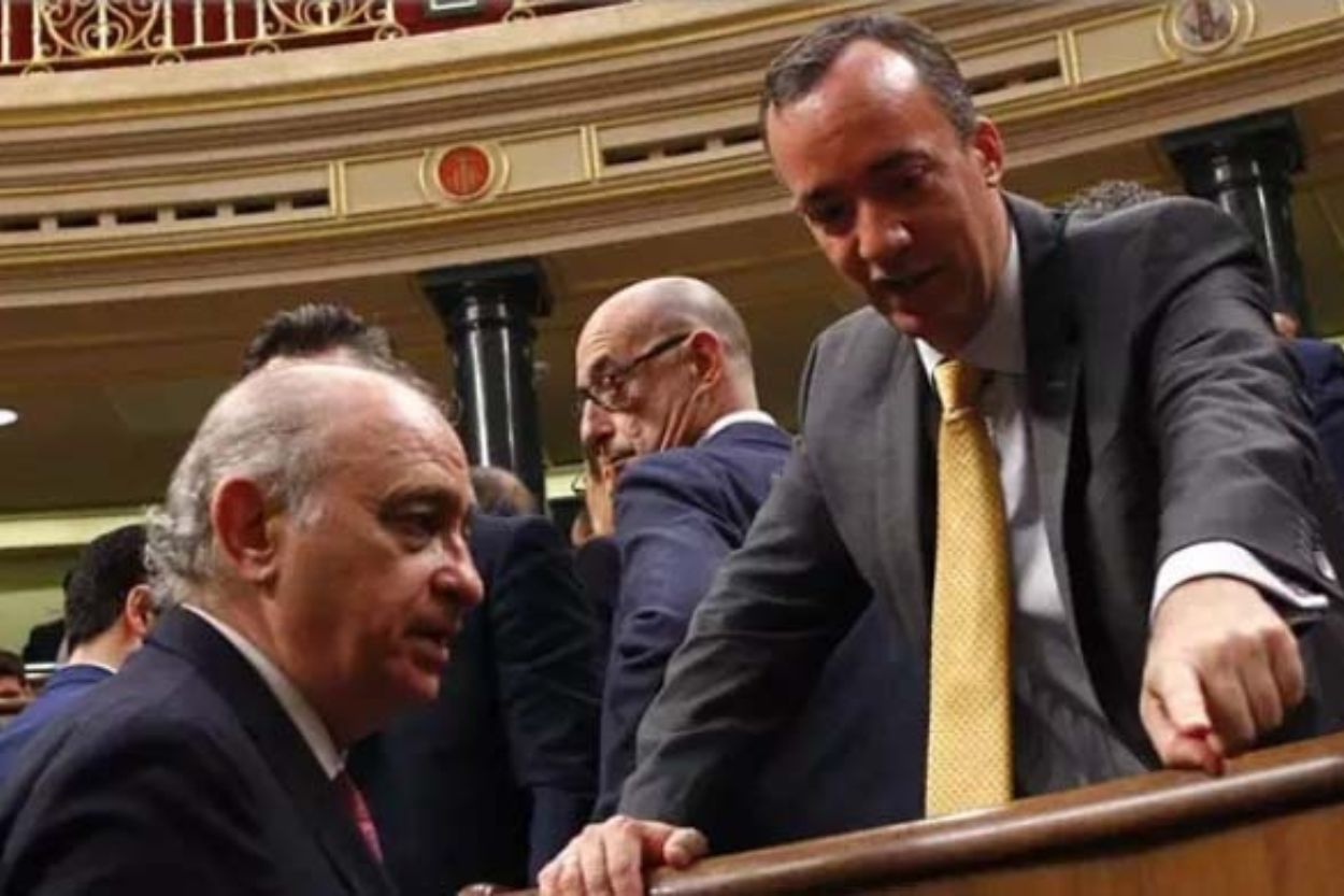 El ex ministro del Interior, Jorge Fernández Díaz, junto a su ex número dos, Francisco Martínez. Europa Press.