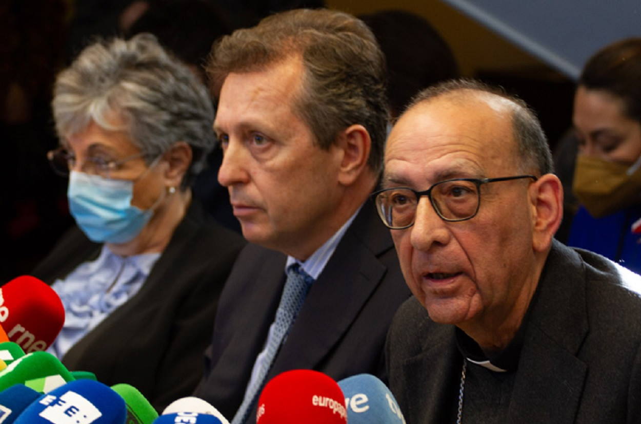 El presidente de la Conferencia Episcopal, Juan José Omella, y el presidente del despacho de abogados, Javier Cremades. EFE