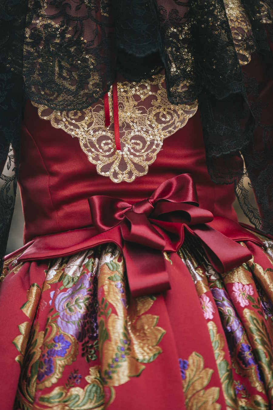 Los trajes de fallera se elaboran con las mejores sedas. La tela que se utiliza se llama espolín y está confeccionada de forma artesanal