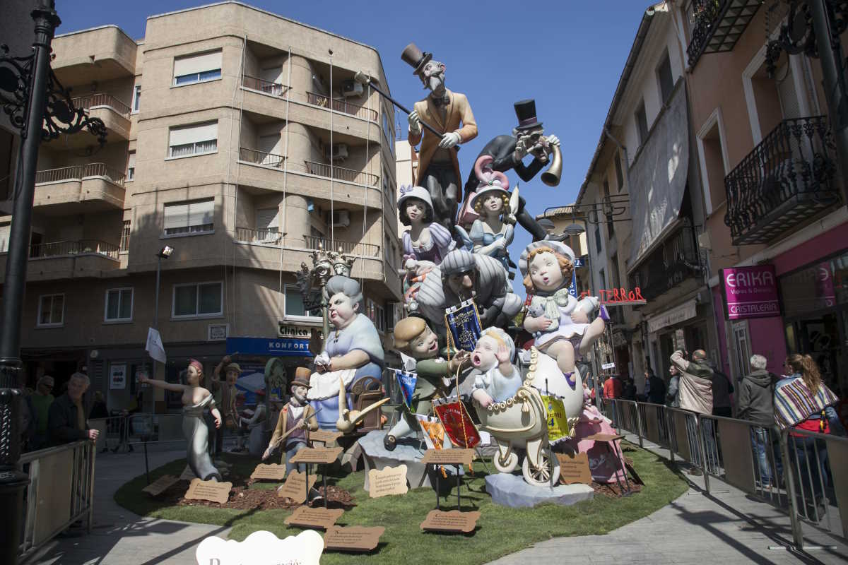 Durante las fiestas de Fallas monumentos como éste toman las calles de Gandía