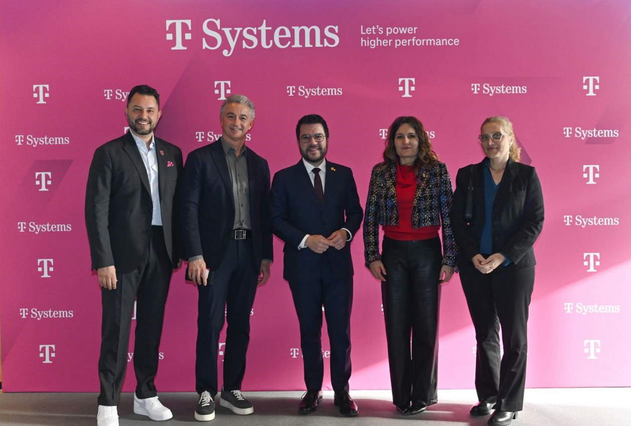 Osmar Polo, managing director de T-Systems Iberia; Adel Al-Saleh CEO de T-Systems; Pere Aragonès presidente de la Generalitat de Cataluña; Laura Vilagrà, consejera de la Presidència, y Rosa Rodríguez, vicepresidenta de Ventas de T-System