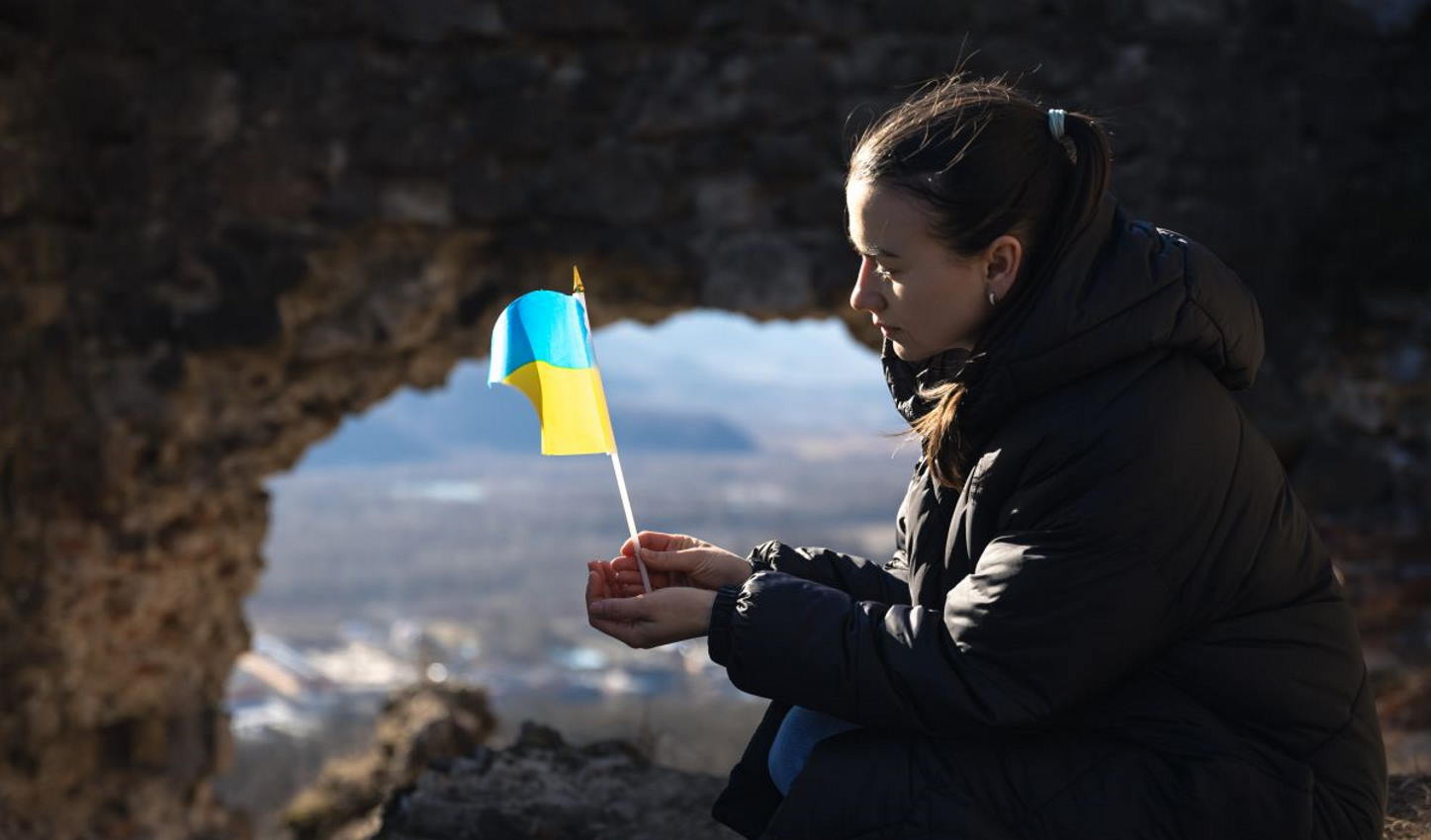 Una niña sosteniendo una bandera ucraniana