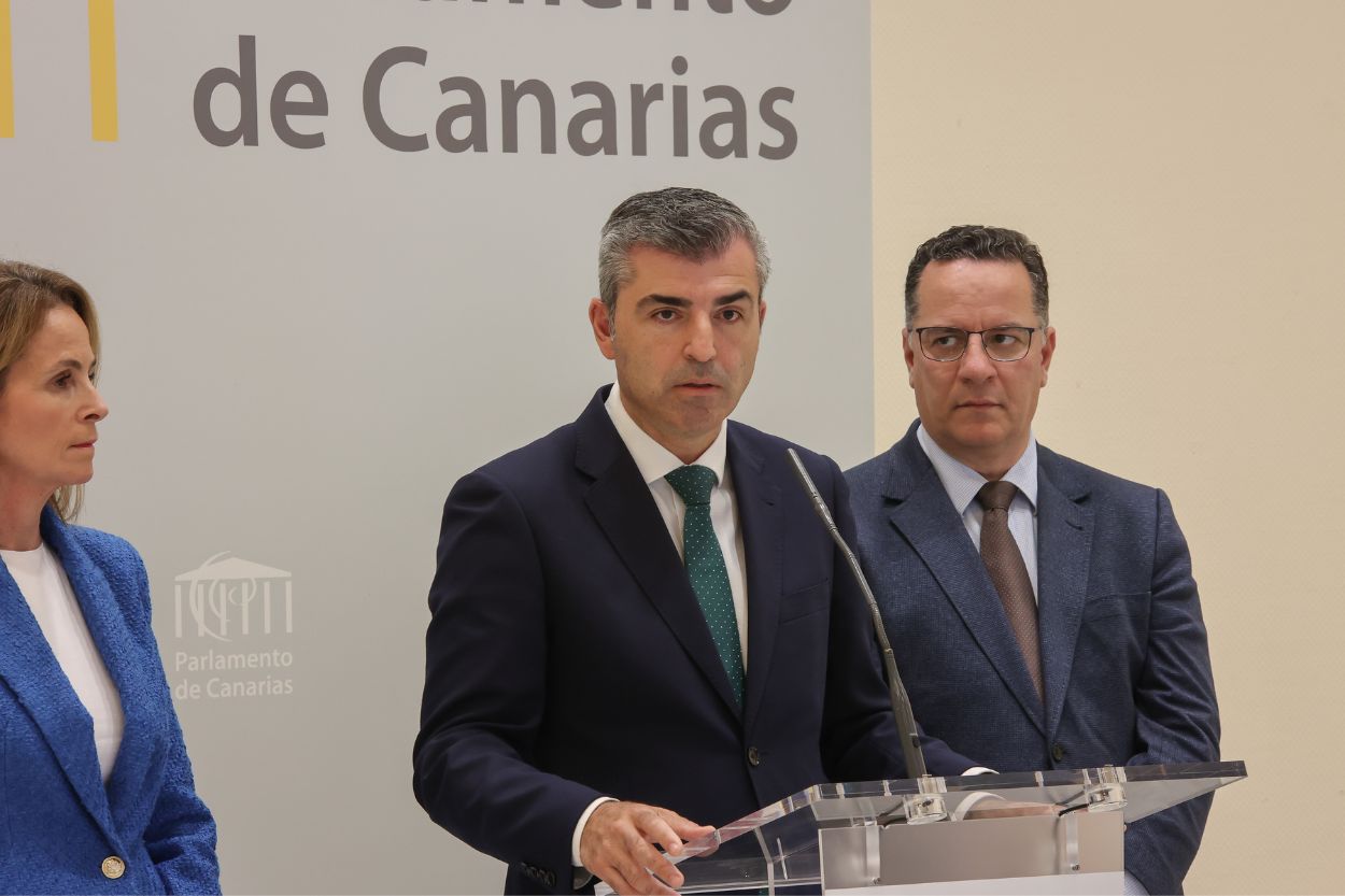 El candidato a la Presidencia del Gobierno de Canarias por el Partido Popular, Manuel Domínguez (c), interviene durante una rueda de prensa en la primera jornada del 'Debate sobre el Estado de la Nacionalidad Canar