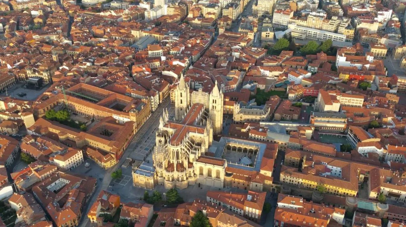 León, con su inmenso patrimonio artístico, una Semana Santa excepcional y tradiciones centenarias, es un lugar ideal para una escapada