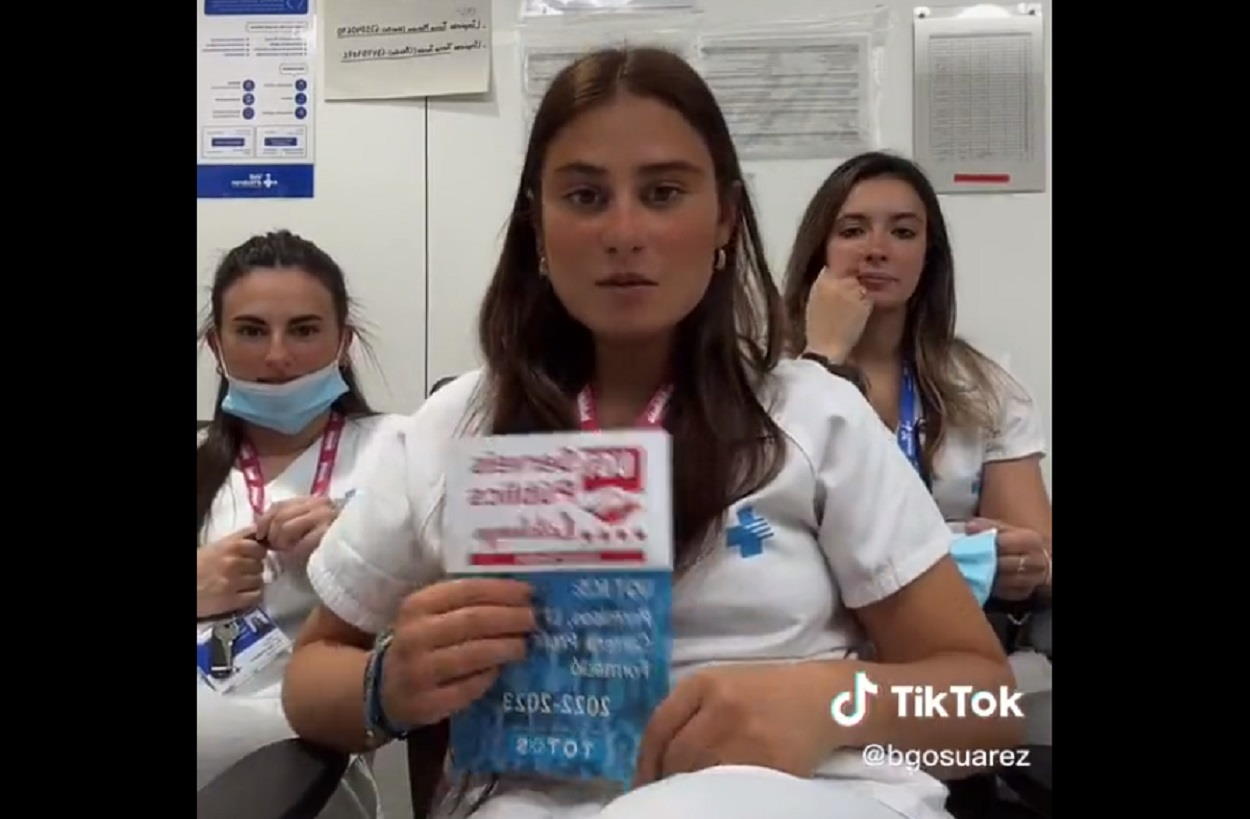 Begoña Suárez junto a sus dos compañeras enfermeras. TikTok
