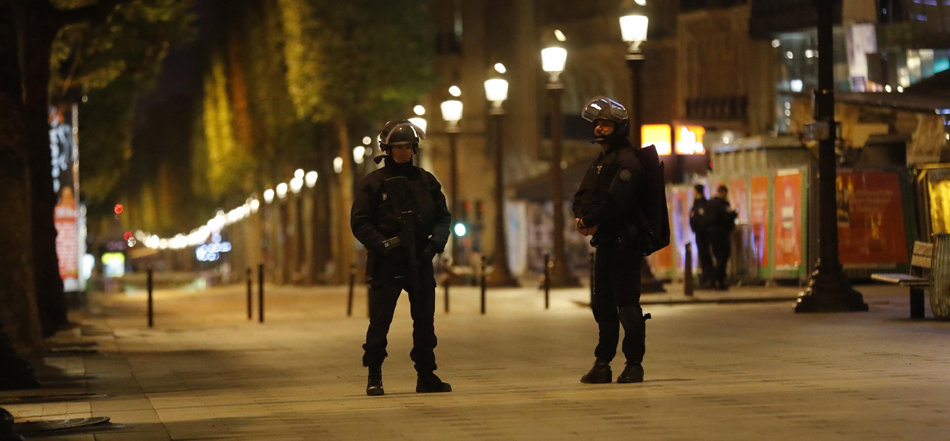 Miembros de la Policía francesa custodian la zona hoy, jueves 20 de abril de 2017