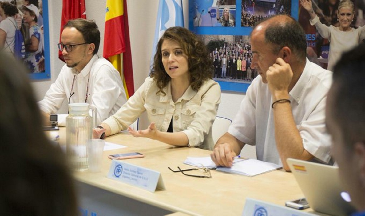 La presidenta de la Comunidad de Madrid, Isabel Díaz Ayuso, se reúne en 2016 con los colectivos LGTBI de Madrid. PP de Madrid.
