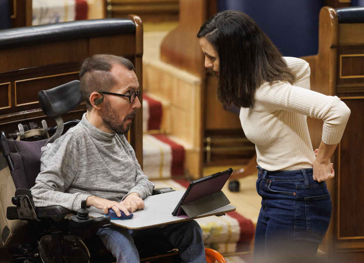 El portavoz de Unidas Podemos en el Congreso, Pablo Echenique, y la ministra de Derechos Sociales, Ione Belarra, en el Congreso. EP