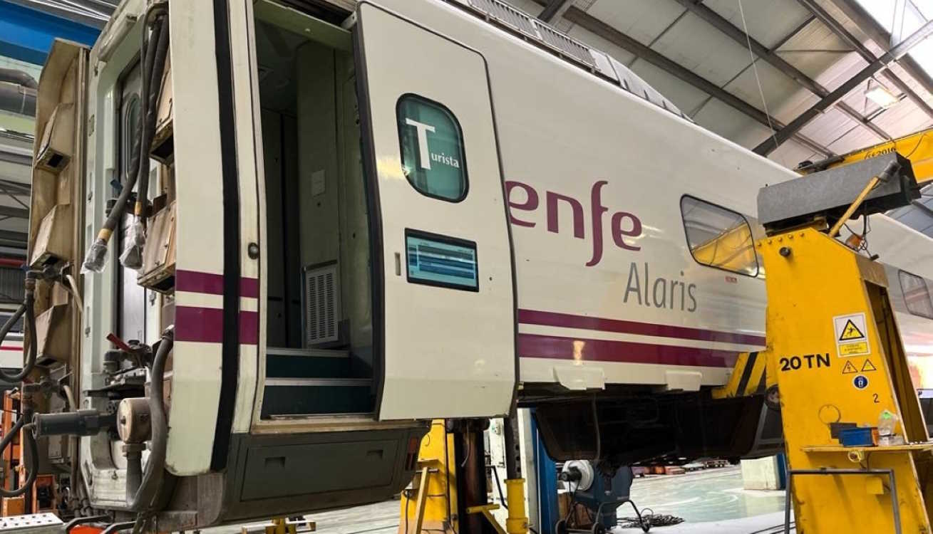 Un tren de Renfe en mantenimiento. EP