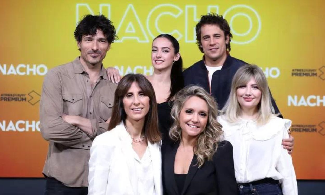 Andrés Velencoso, María de Nati, Martiño Rivas, Montse García, Teresa Fernández Valdés y Miriam Giovanelli en la rueda de prensa de 'Nacho'. Atresmedia