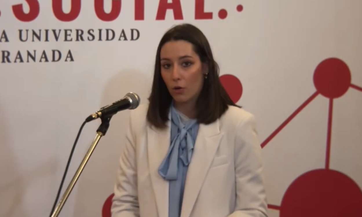 Noelia Pérez, estudiante de la Universidad de Granada, durante su intervención en la entrega de premios