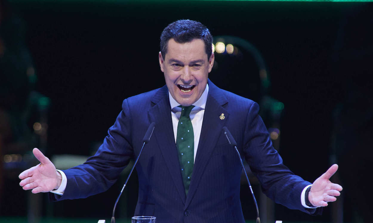 El presidente andaluz, Juan Manuel Moreno, en el acto institucional de entrega de los títulos de Hijo Predilecto y las Medallas de Andalucía con motivo del 28-F. JOAQUÍN CORCHERO/EP