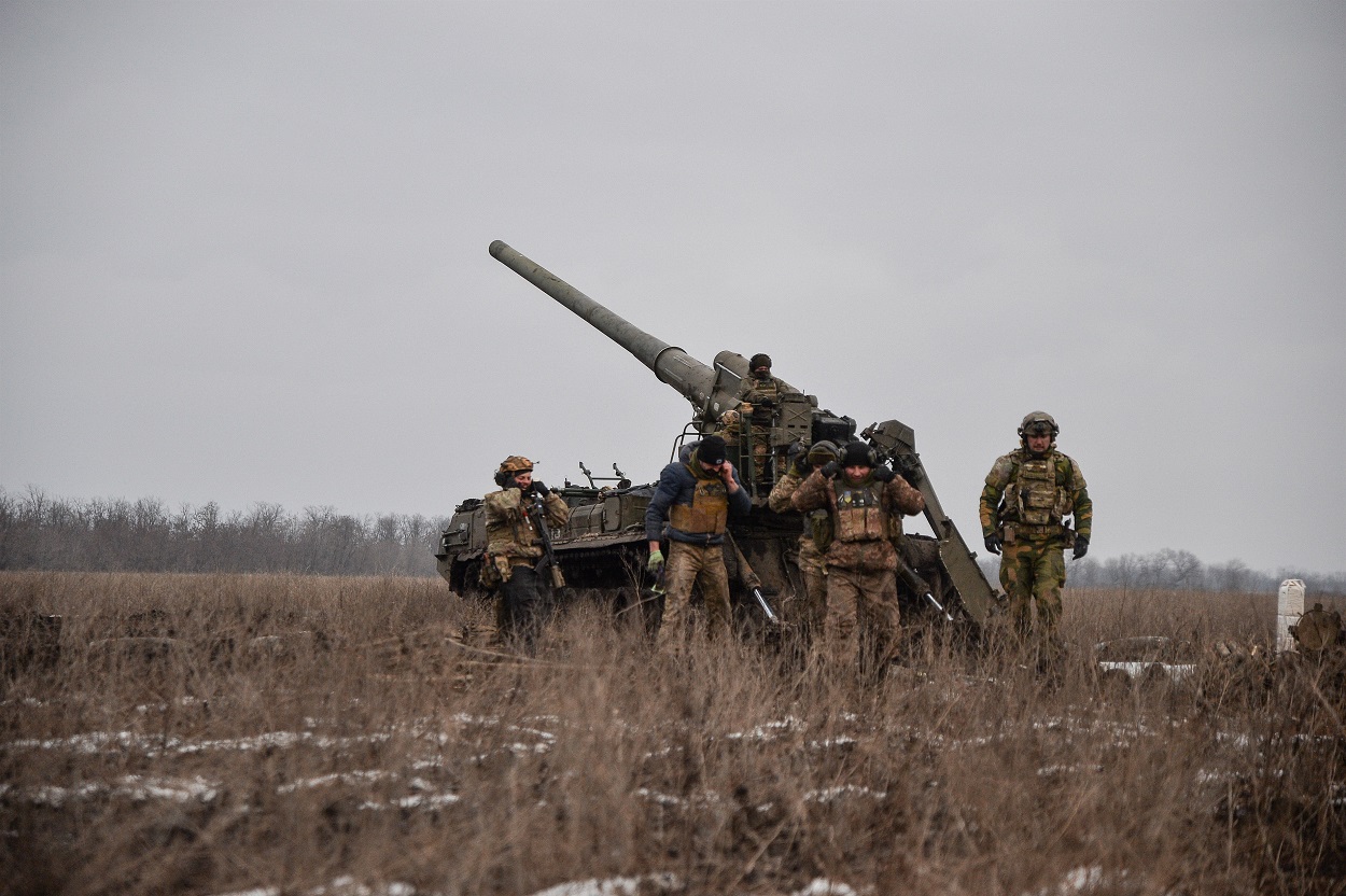 Militares ucranianos se preparan para disparar en la zona de Bajmut. EP.