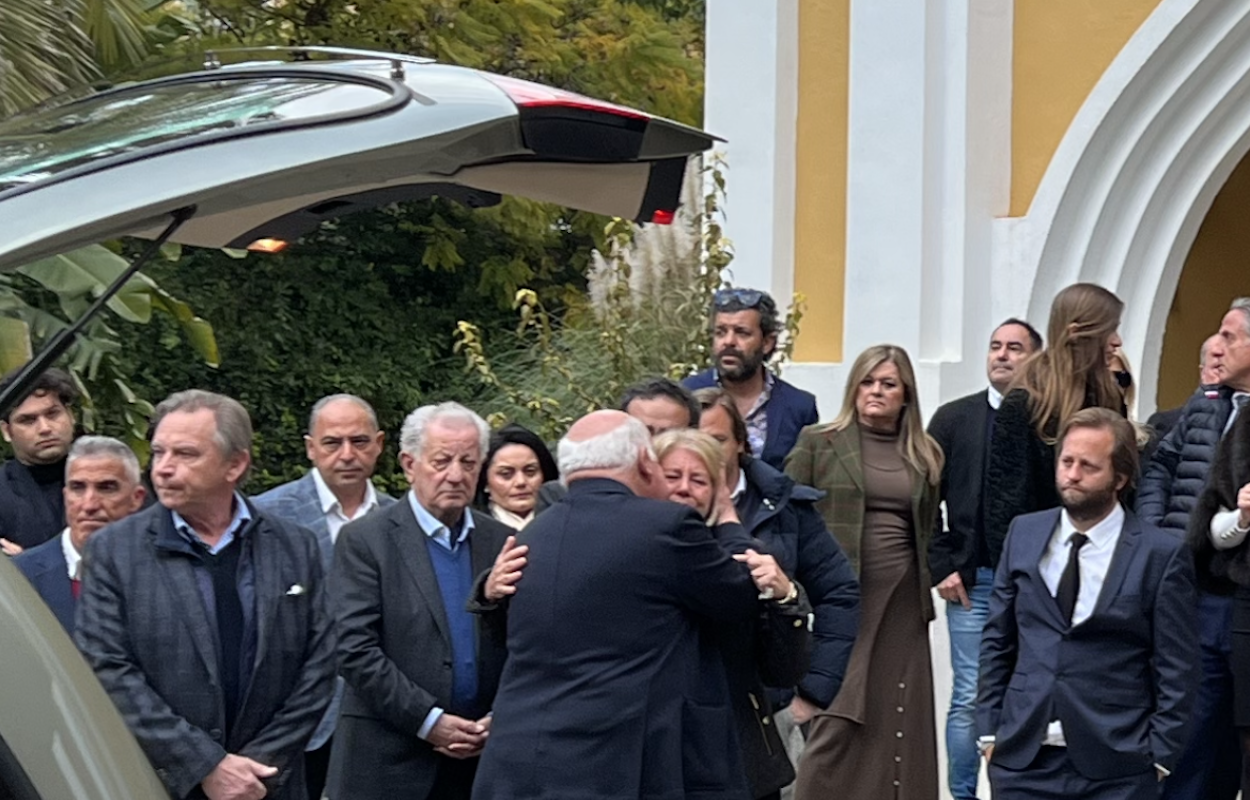 El presidente del Parlamento de Andalucía, Jesús Aguirre, abraza a la alcaldesa de Marbella, Ángeles Múñoz, en el entierro de su marido. EP