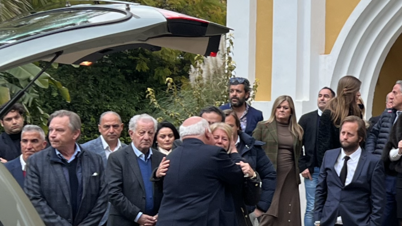 El presidente del Parlamento de Andalucía, Jesús Aguirre, abraza a la alcaldesa de Marbella, Ángeles Múñoz, en el entierro de su marido. EP