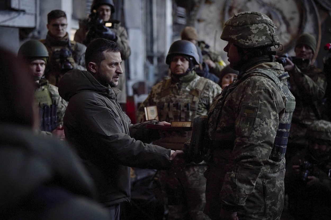 El presidente Zelenski visitando a los combatientes ucranianos en Bajmut. EFE