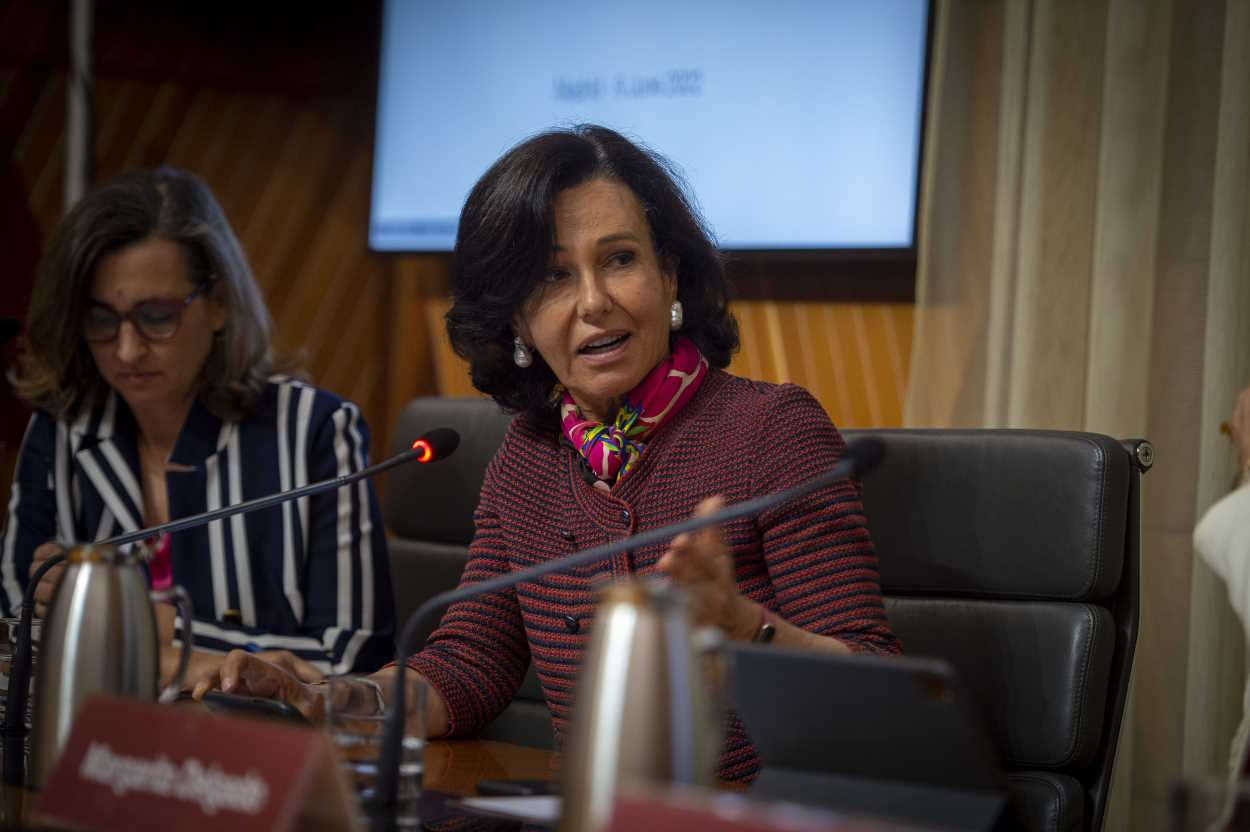 La presidenta de Banco Santander, Ana Botín, durante una intervención en el Banco de España. EP