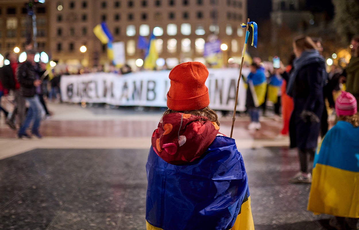 Una niña se manifiesta contra la guerra de Ucrania. EP