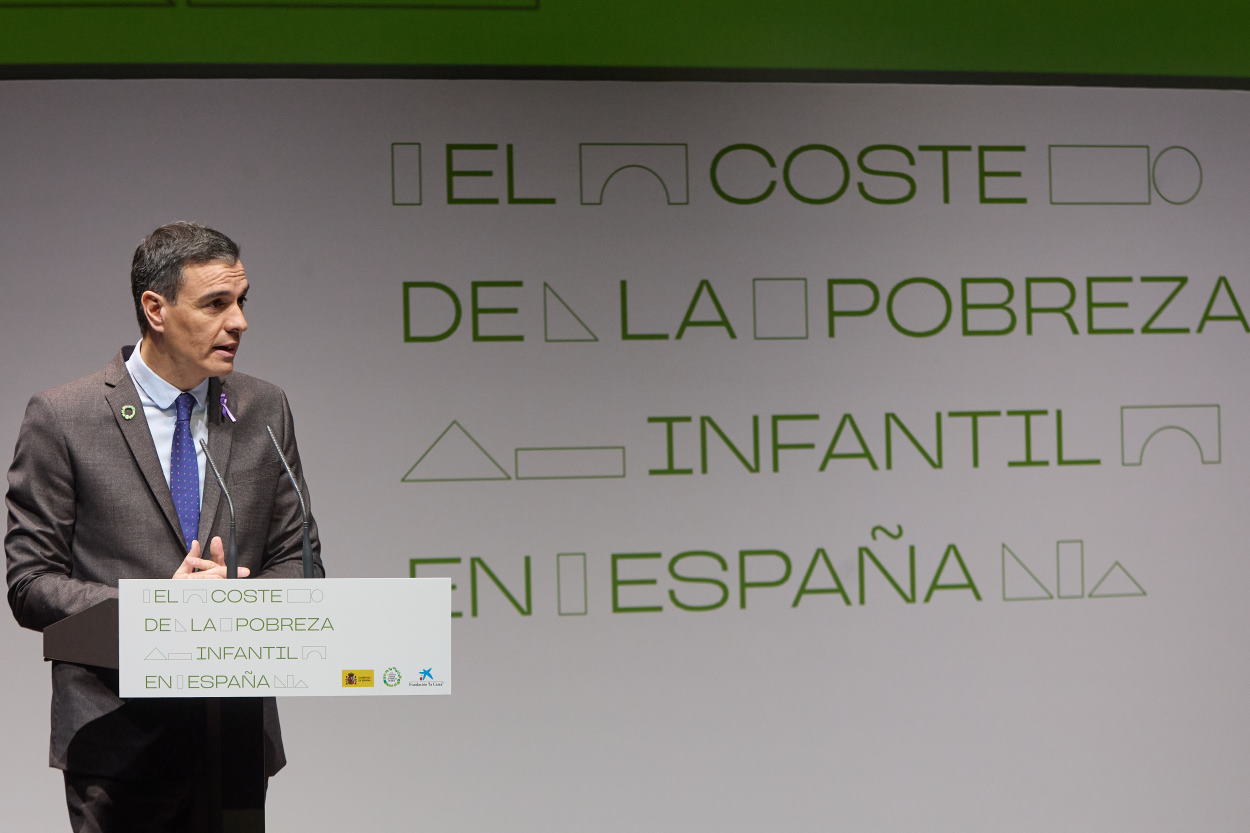 El presidente del Gobierno, Pedro Sánchez, clausura el acto de presentación del estudio ‘El coste de la pobreza infantil en España’. EP.