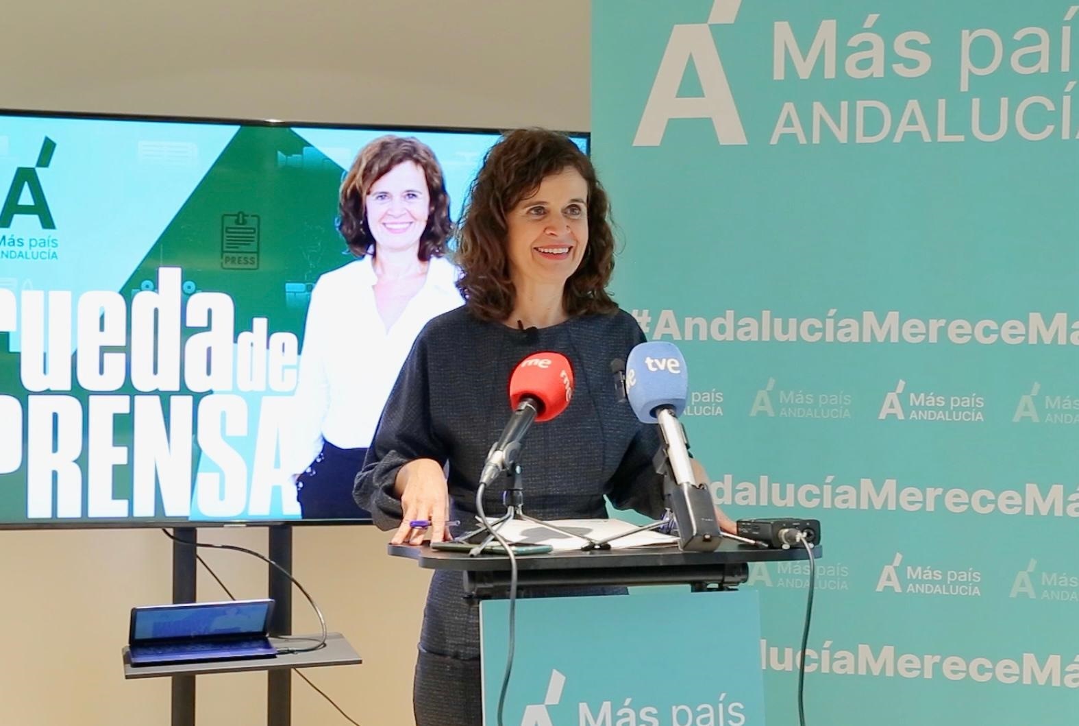 La presidenta de Más País Andalucía y portavoz parlamentaria adjunta de Por Andalucía, Esperanza Gómez, este lunes en rueda de prensa. EP.