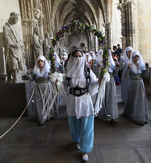 Las doncellas, ataviadas al estilo medieval, siguen a la 'sotadera', vestida de morisca, en la ceremonia de Las Cantaderas, que hunde sus raíces en el siglo XVI