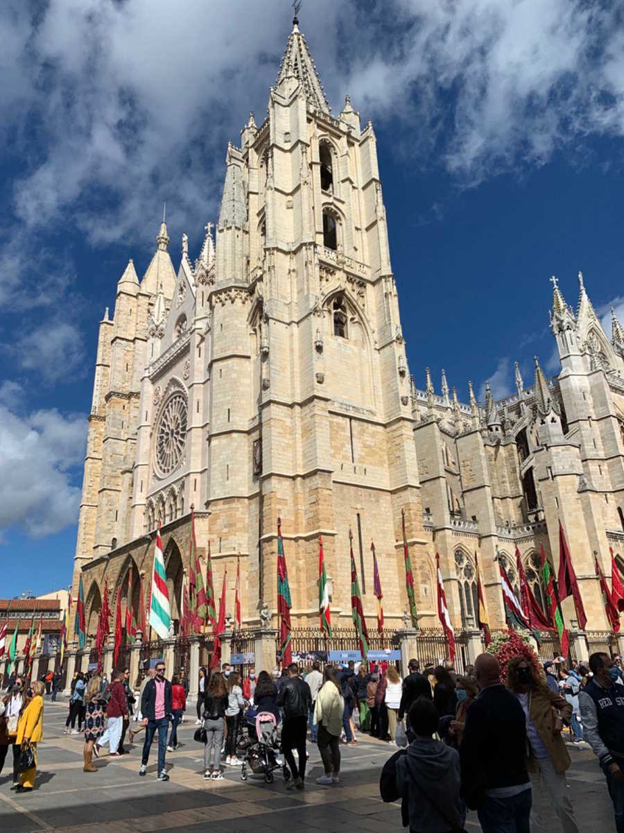 Tras el desfile de pendones por las calles de León, se depositan en el enrejado de la Catedral