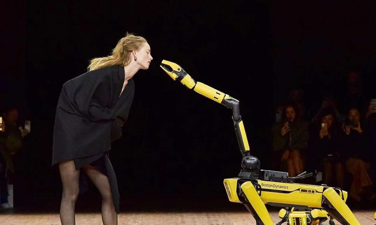 Rianne Van Rompaey con un perro robot. Instagram