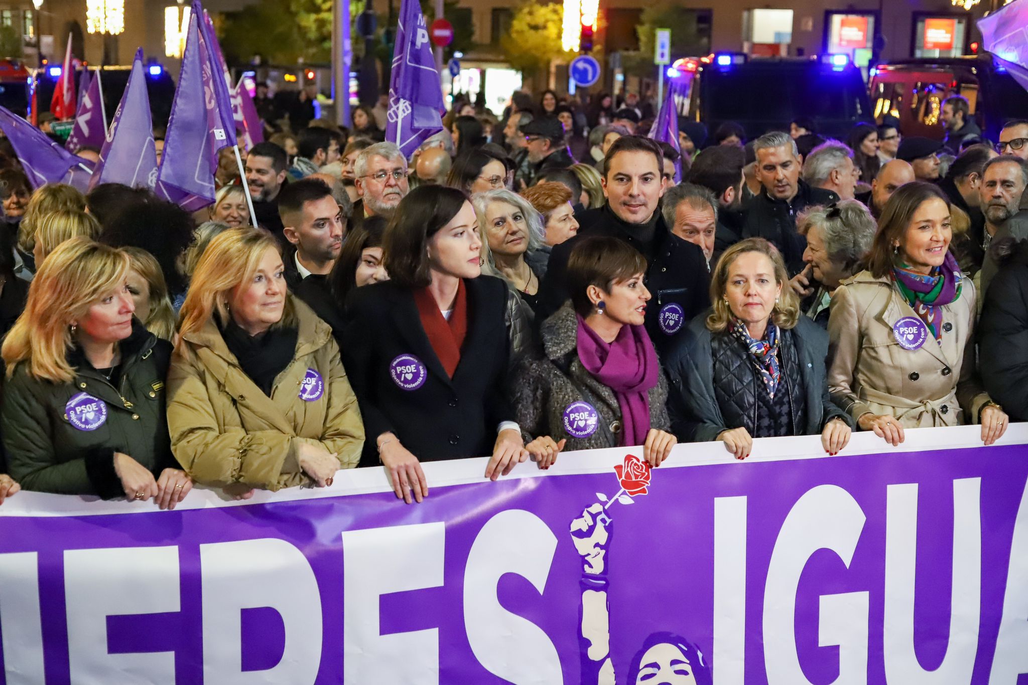 Juan Lobato, junto a dirigentes del PSOE en una marcha por la igualdad