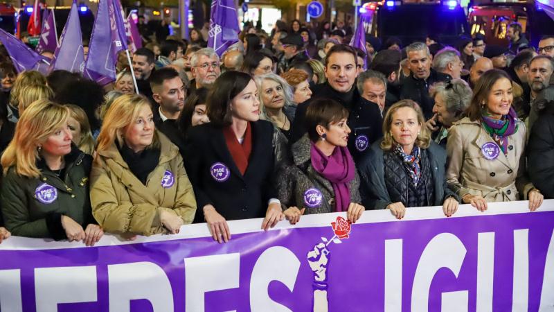 Juan Lobato, junto a dirigentes del PSOE en una marcha por la igualdad