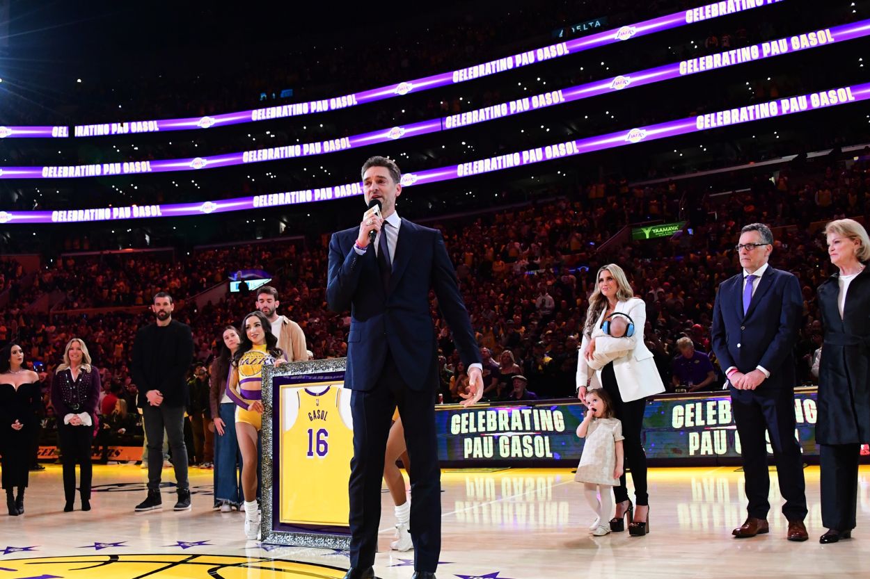 Los Lakers retiran la camiseta de Pau Gasol. Twitter: NBA España.