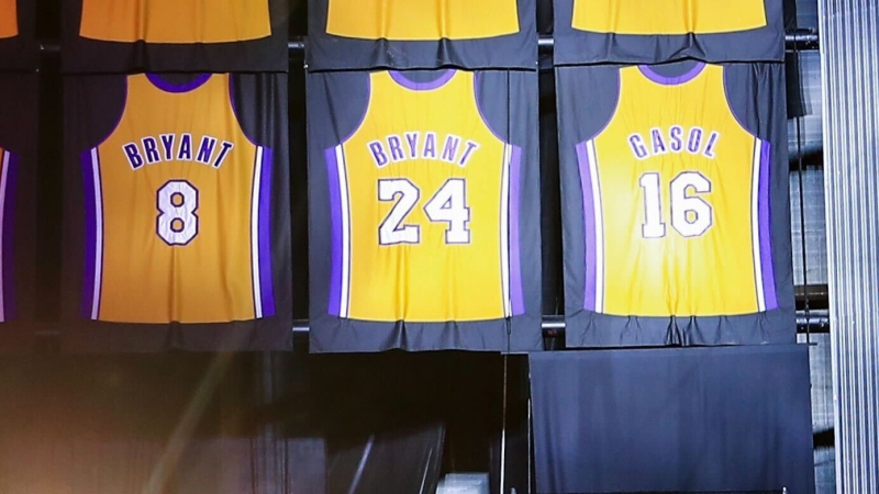 El dorsal de Pau, retirado por los Lakers, junto a los de su amigo Kobe Bryant. Twitter: NBA España.