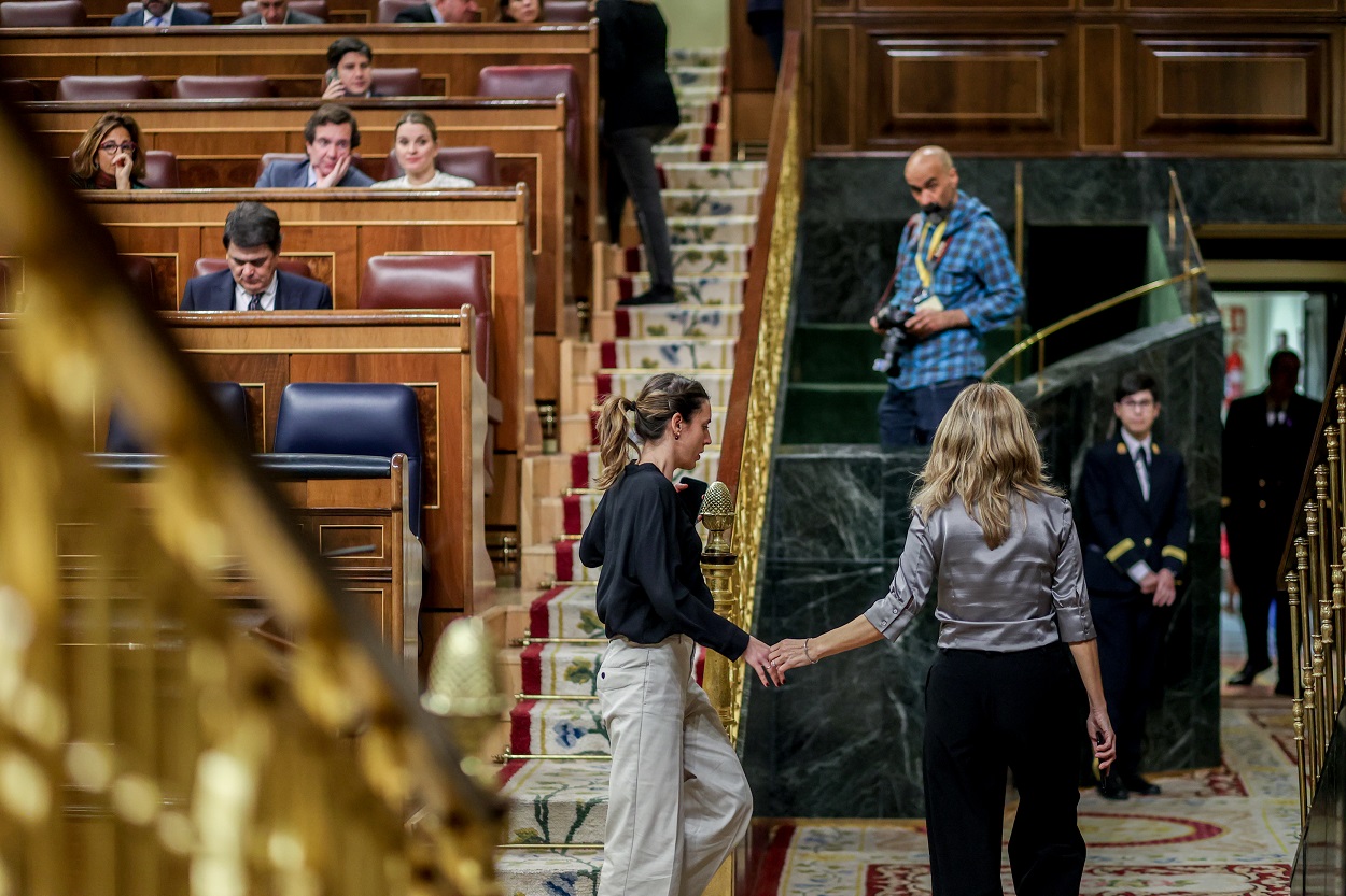 Irene Montero y Yolanda Díaz, abandonando juntas el hemiciclo tras la finalización del debate. EP