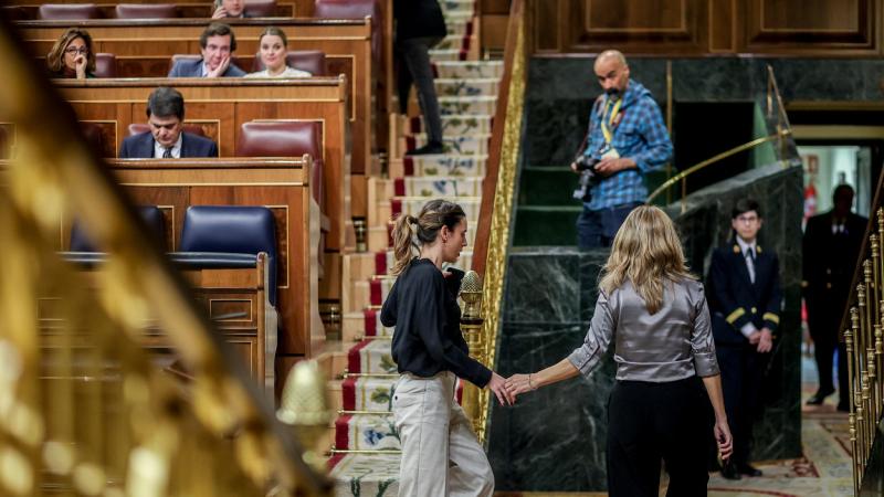 Irene Montero y Yolanda Díaz, abandonando juntas el hemiciclo tras la finalización del debate. EP