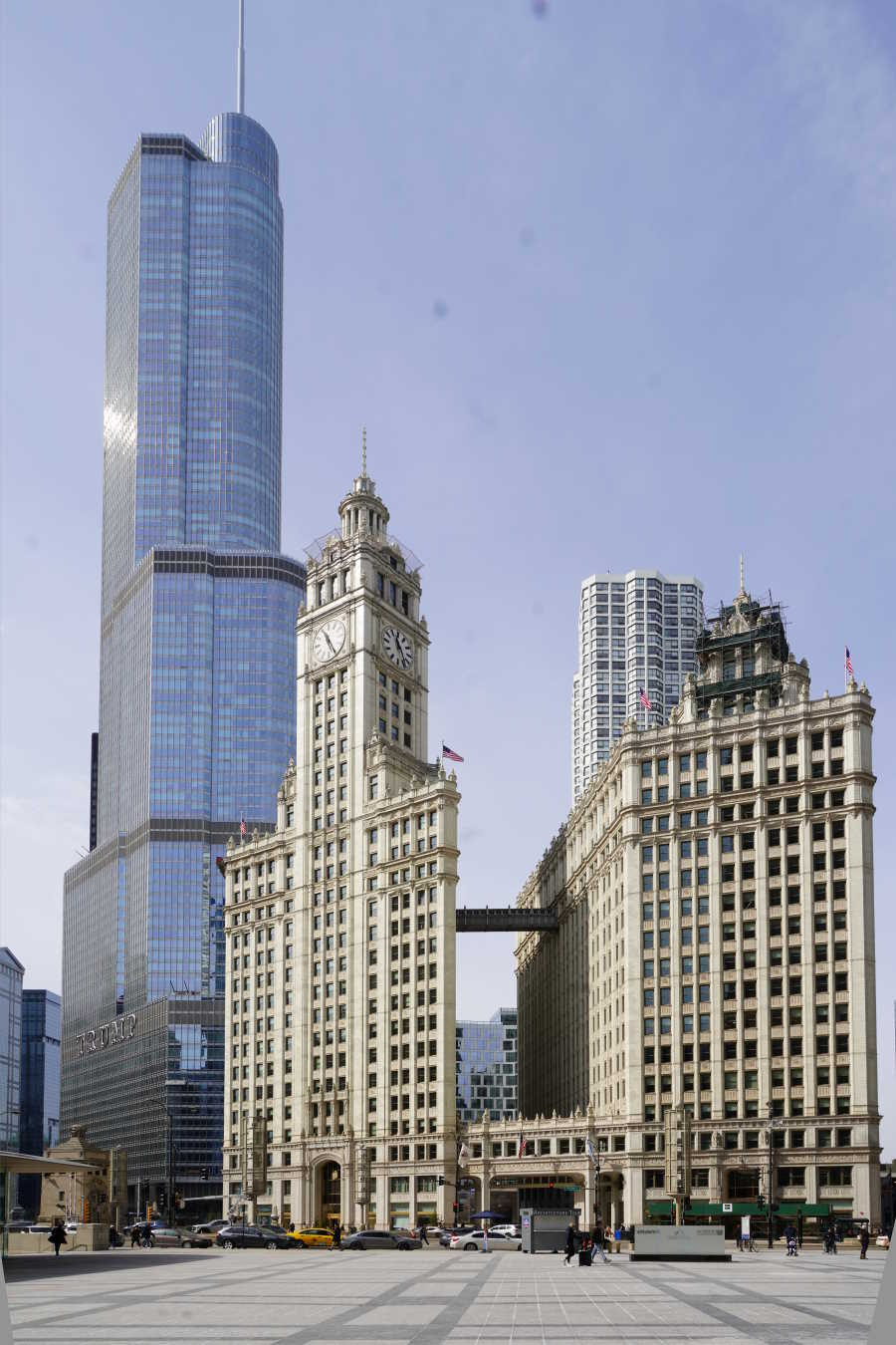 El antes y el después de los rascacielos de Chicago, en primer plano el Wrigley Building (1924), con 30 plantas de altura y detrás, la Torre Trump (2009), con 98 plantas