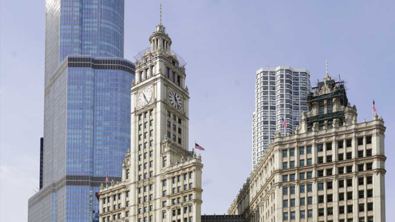 El antes y el después de los rascacielos de Chicago, en primer plano el Wrigley Building (1924), con 30 plantas de altura y detrás, la Torre Trump (2009), con 98 plantas