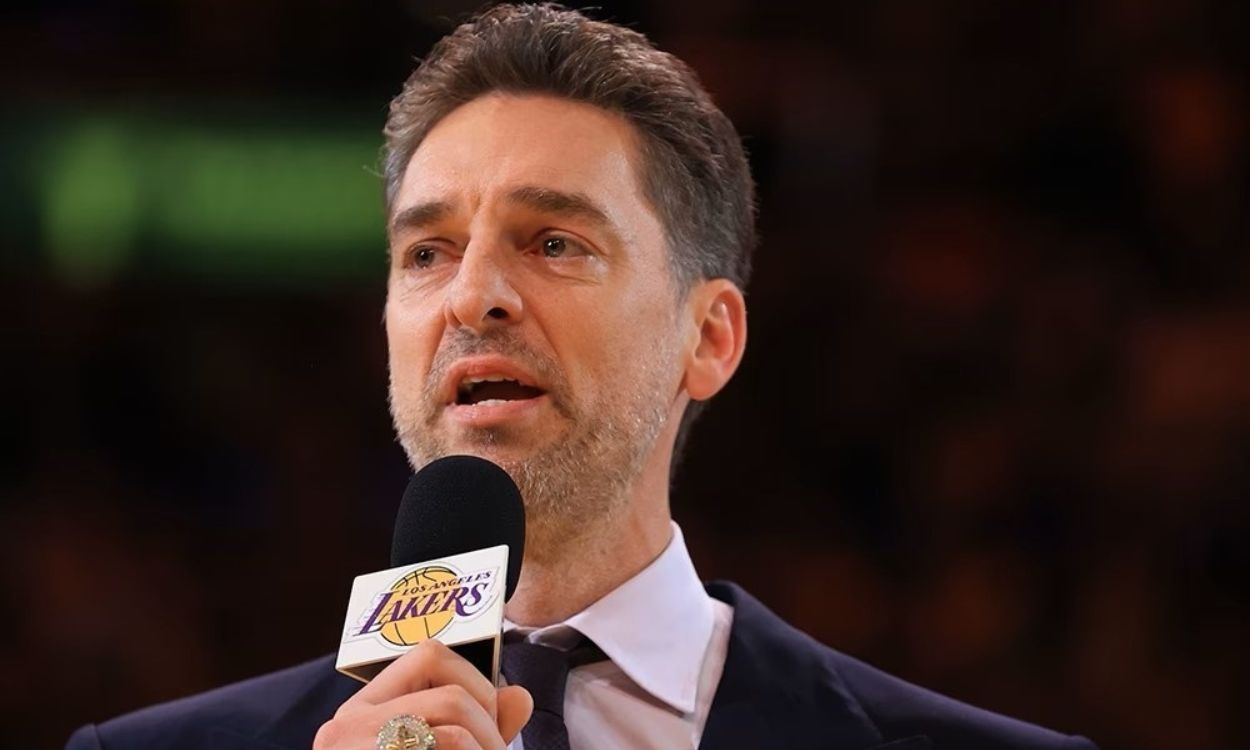 El exjugador español Pau Gasol en su discurso en el Crypto.Com Arena de los Lakers tras ser retirada su camiseta y dorsal '16'