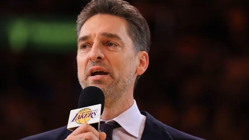 El exjugador español Pau Gasol en su discurso en el Crypto.Com Arena de los Lakers. EP.