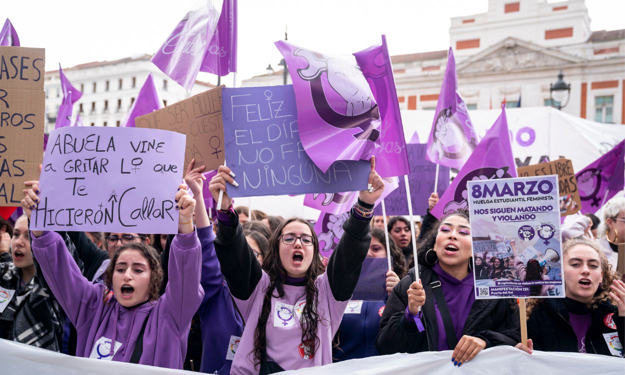 Varias mujeres con pancartas durante una manifestación convocada por el Sindicato de Estudiantes y ‘Libres y Combativas’, por el 8M en Madrid. EP.