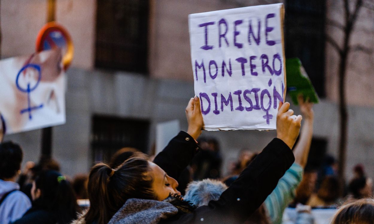 Las feministas críticas reclaman la dimisión de Irene Montero y lanzan ...