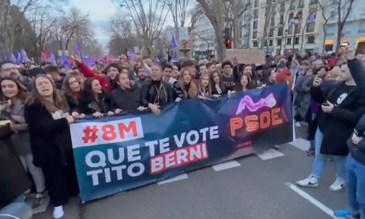 Pancarta 'Que te vote Tito Berni', apoyada por Nuevas Generaciones, en la manifestación feminista de Comisión 8M. EP.