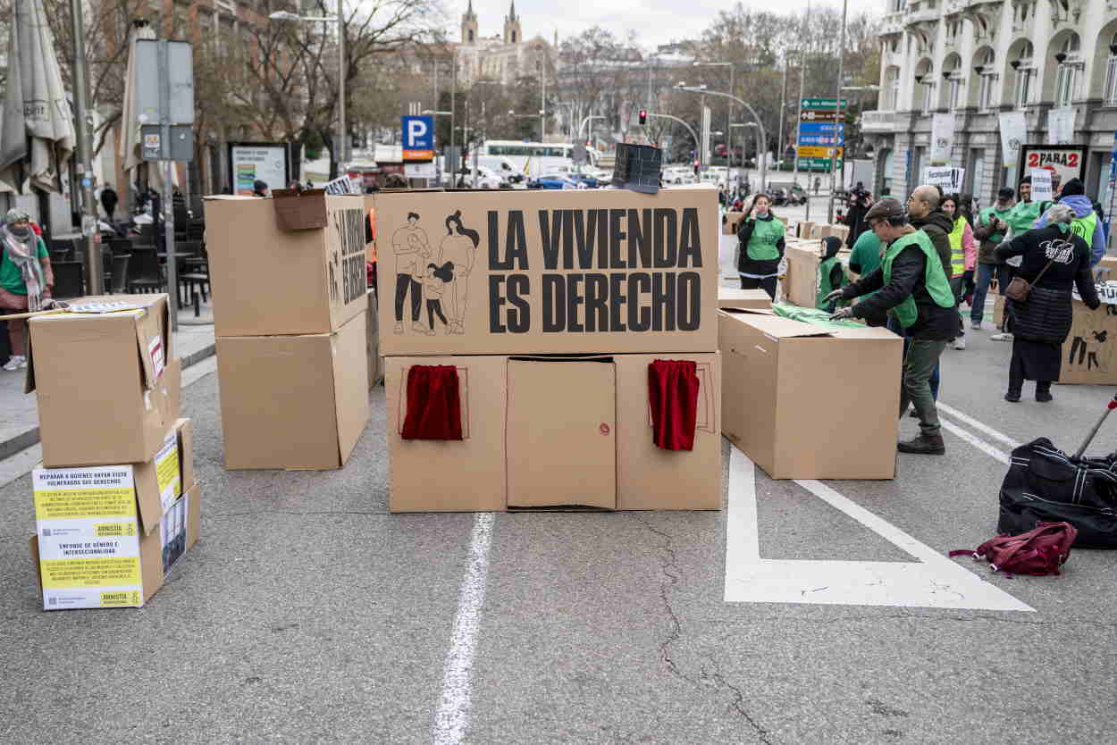 Imagen de las protestas organizadas por plataformas antidesahucios y en favor de la vivienda a las puertas del Congreso de los Diputados. EP.