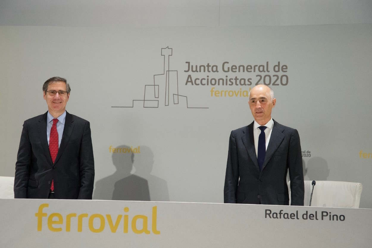 El presidente de Ferrovial, Rafael del Pino, y el consejero delegado del grupo, Ignanio Madridejos, ante la junta de accionistas de 2020. EP