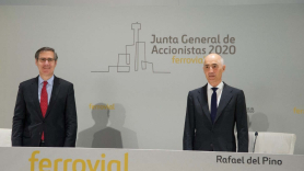 El presidente de Ferrovial, Rafael del Pino, y el consejero delegado del grupo, Ignanio Madridejos, ante la junta de accionistas de 2020. EP