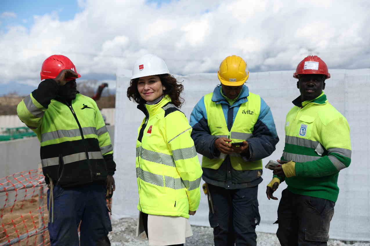 La presidenta de la Comunidad de Madrid, Isabel Díaz Ayuso, durante su visita a las obras de edificación y el piso piloto de una de las promociones del Plan Vive del Gobierno regional. EP