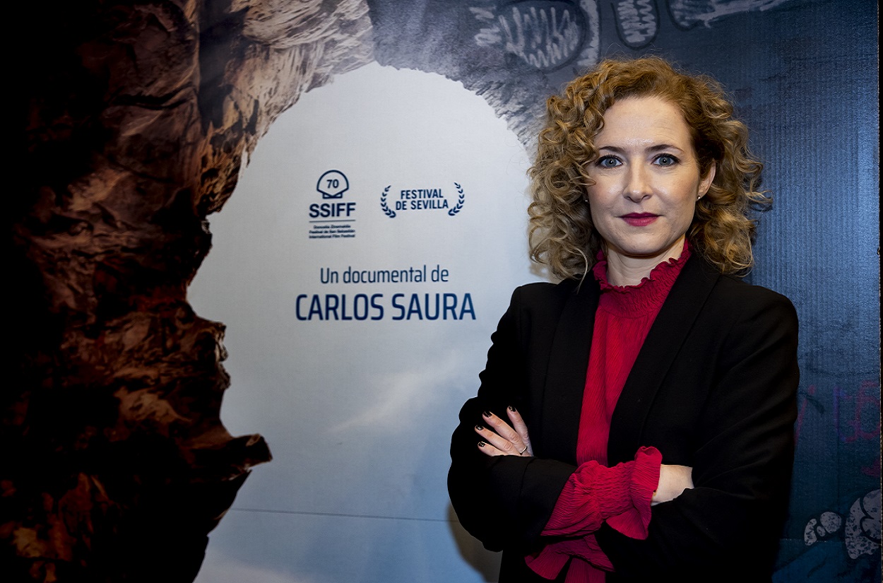 María del Puy Alvarado con el cartel de la última película de Carlos Saura