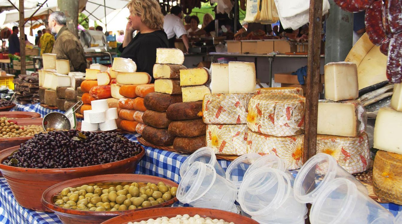 Los coloridos mercados y ferias de las Islas Baleares son una oportunidad única para disfrutar de auténticos tesoros gastronómicos